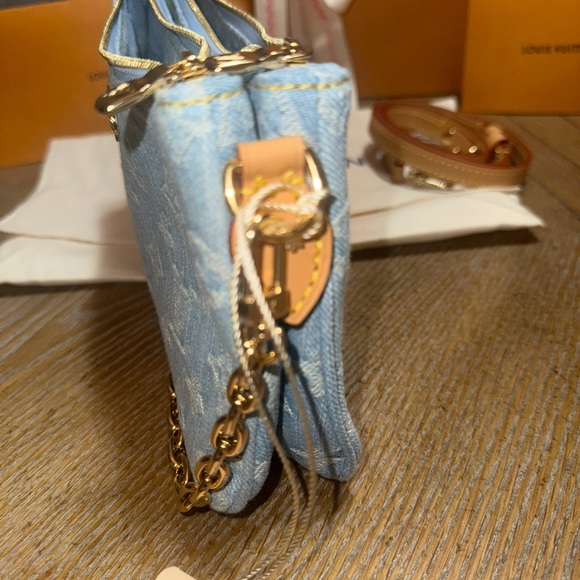 NIB Louis Vuitton Sky Blue Denim Liv Pochette - Picture 5 of 16
